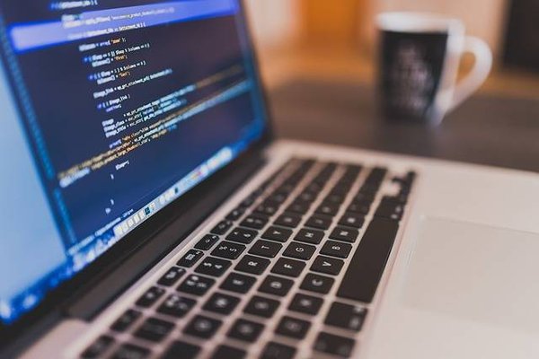 Comment utiliser les APIs pour interagir avec des services en ligne : exemples pratiques avec les API de Google Maps et de Twitter