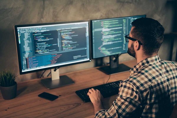Découvrez le métier de développeur web